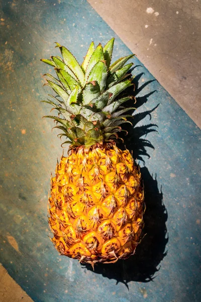 Reife Aromatische Ananas Auf Betongrund — Stockfoto