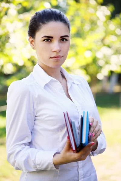 Mujer Joven Camisa Blanca Con Bloc Notas Las Manos —  Fotos de Stock