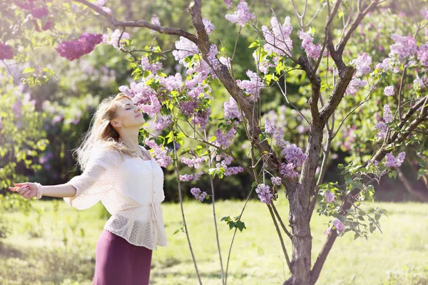 Vacker Kvinna Våren Trädgård Med Blommande Syrener — Stockfoto