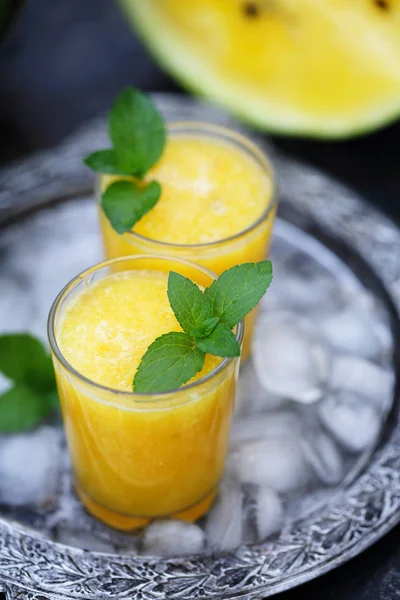 Напиток Желтого Арбуза Подносе — стоковое фото