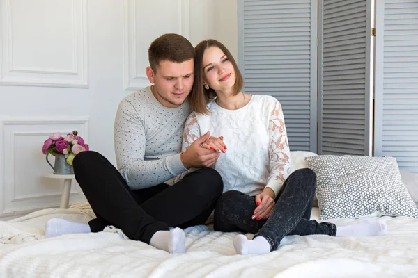 Joven Hermosa Pareja Está Descansando Casa — Foto de Stock