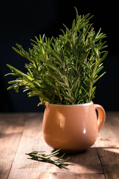 Een Bos Van Verse Rozemarijn Een Houten Bord — Stockfoto