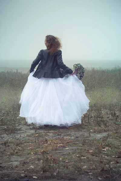 美しい花嫁霧のフィールドの背景の花束 — ストック写真