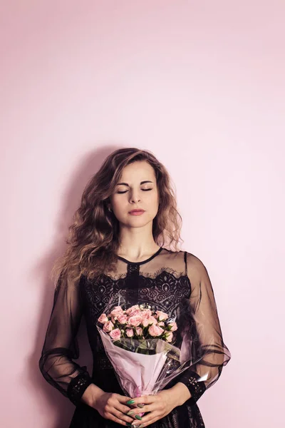 Mulher Bonita Com Buquê Delicadas Rosas Rosadas — Fotografia de Stock