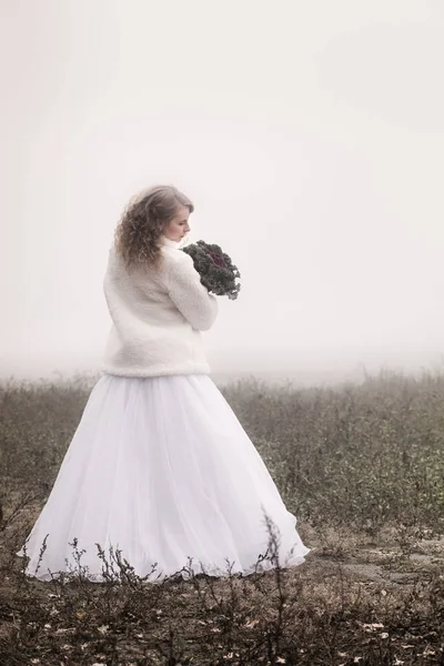 Egy Egy Csokor Háttérben Egy Ködös Mező Gyönyörű Menyasszony — Stock Fotó