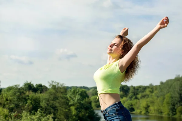 女性を太陽を楽しんで手を挙げてください — ストック写真