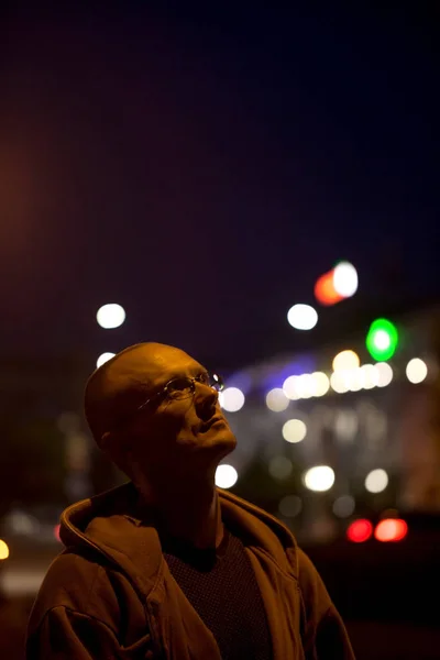 Egy Fiatal Férfi Szemüveg Háttérben Éjszakai Város Fényei — Stock Fotó