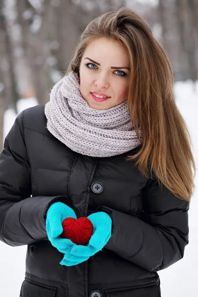 Mulher Segurando Coração Vermelho Conceito Dia Dos Namorados — Fotografia de Stock