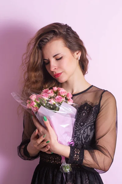 Piękna Młoda Kobieta Bukietem Delikatne Różowe Róże — Zdjęcie stockowe