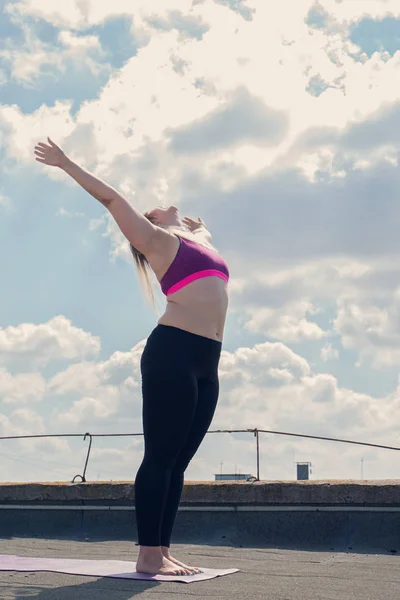 Genç Kadın Bir Binanın Çatısında Yoga Yaparken — Stok fotoğraf