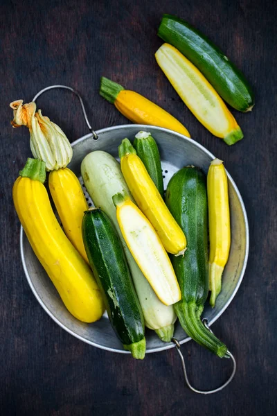 Eine Gruppe Frischer Farbenfroher Zucchini Einem Druiden — Stockfoto