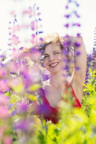 Vacker Ung Kvinna Ett Fält Med Blommande Lupiner — Stockfoto