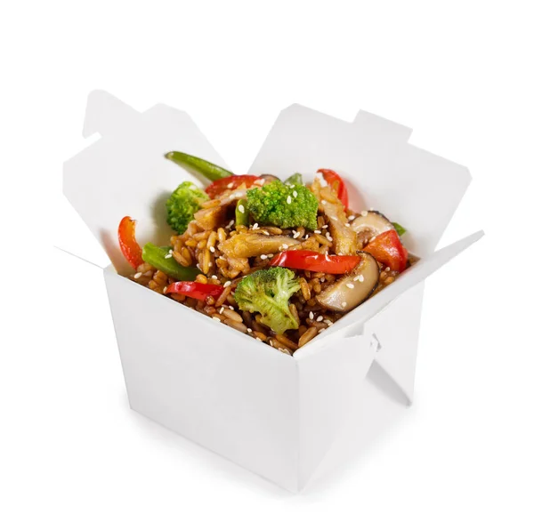 Nasi Dengan Sayuran Dan Jamur Dalam Kotak Kertas Terisolasi Pada — Stok Foto