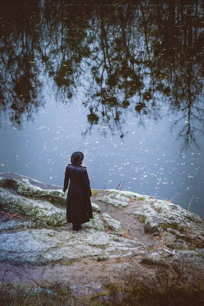Γυναίκα Ένα Μακρύ Μαύρο Παλτό Πάνω Από Ένα Γκρεμό Πάνω — Φωτογραφία Αρχείου