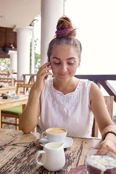 在咖啡店用智能手机聊天的女人 — 图库照片