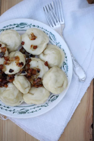 Pelmeni Boczkiem Drewnianym Stole Widok Góry — Zdjęcie stockowe