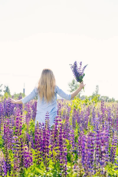 Vacker Blond Ung Kvinna Ett Fält Med Blommande Lupiner — Stockfoto