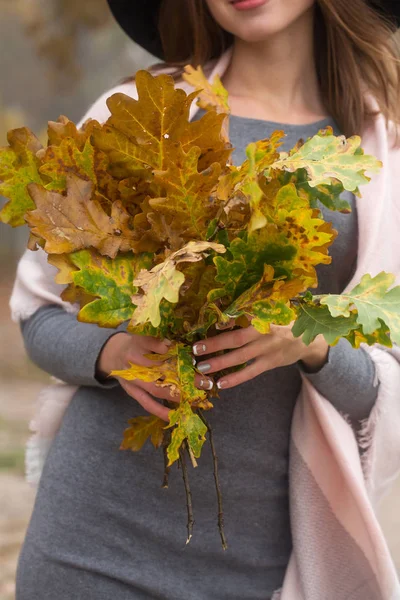 Donna Con Mazzo Rami Quercia Autunno — Foto Stock