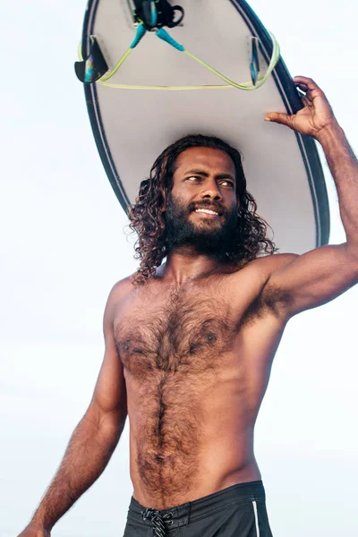 Joven Guapo Piel Oscura Con Una Tabla Surf — Foto de Stock