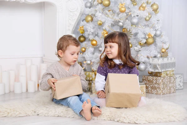 Bambini Con Regali Sotto Albero Natale — Foto Stock