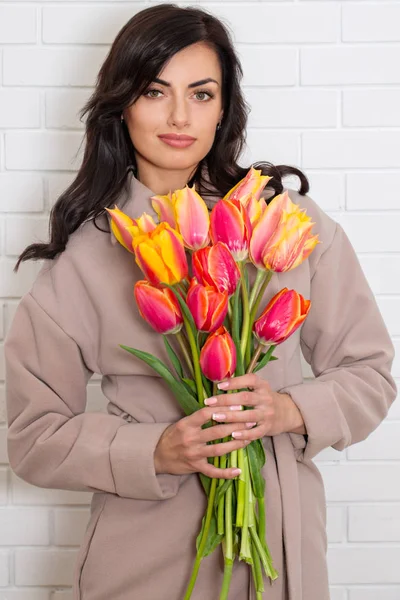 Junge Schöne Frau Mit Einem Großen Strauß Tulpen — Stockfoto