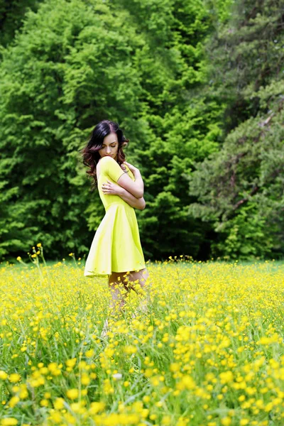 Donne Che Amano Natura Nel Prato Ragazza Sul Prato Con — Foto Stock