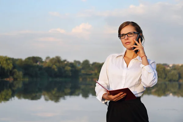 概念説明のリモート作業ビジネスの女性は ビーチで電話で話す — ストック写真
