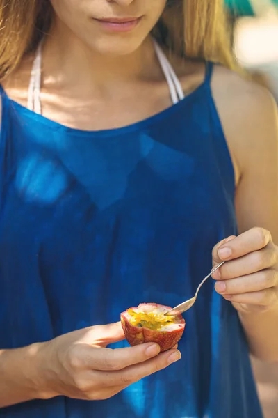 Deliciosa Fruta Tropical Apasionada Manos Femeninas — Foto de Stock