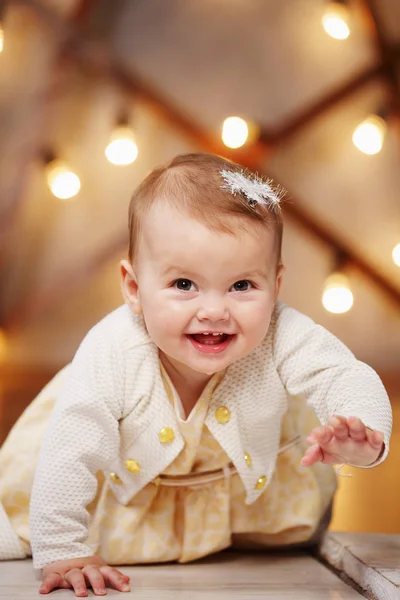 Pequeña Chica Hermosa Vestido Divertido Arrastra — Foto de Stock