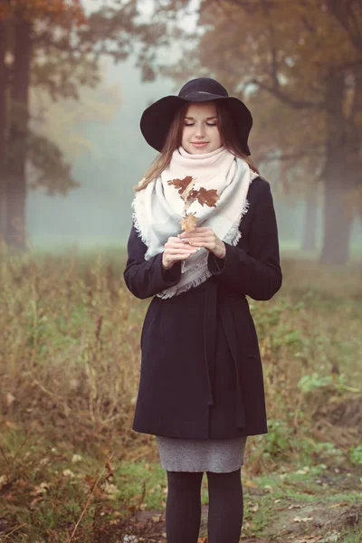 Beautiful Girl Coat Hat Walks Autumn Forest — Stock Photo, Image