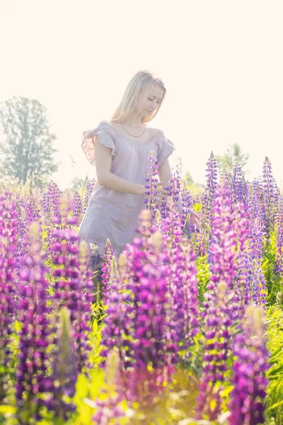 Vacker Blond Ung Kvinna Ett Fält Med Blommande Lupiner — Stockfoto