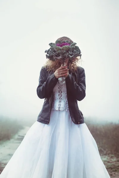 Bella Sposa Con Bouquet Uno Sfondo Campo Nebbioso — Foto Stock