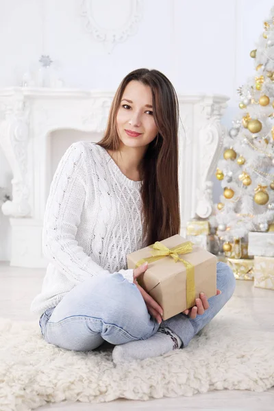 Bella Donna Felice Seduta Accanto All Albero Natale Con Regalo — Foto Stock