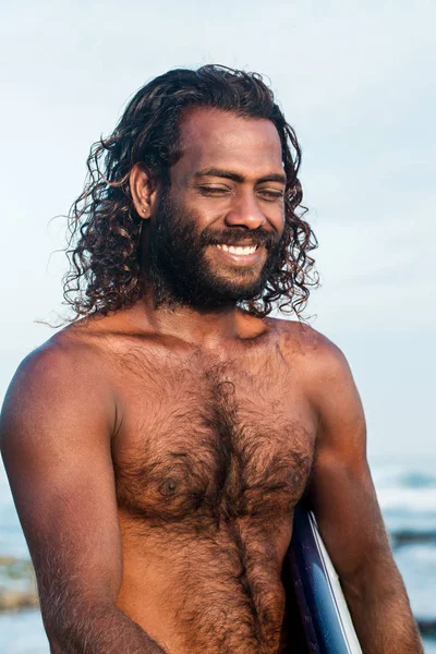 Joven Guapo Piel Oscura Con Una Tabla Surf — Foto de Stock