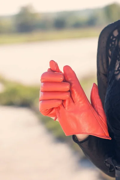 Heldere Lederen Stijlvolle Handschoenen Achtergrond Van Een Zwarte Jurk — Stockfoto