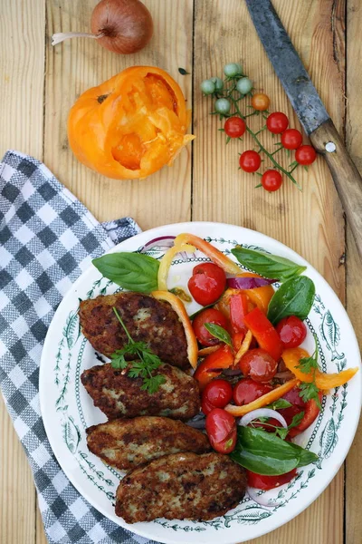 Costeletas Peixe Com Uma Salada Tomate Cereja Vista Superior Comida — Fotografia de Stock