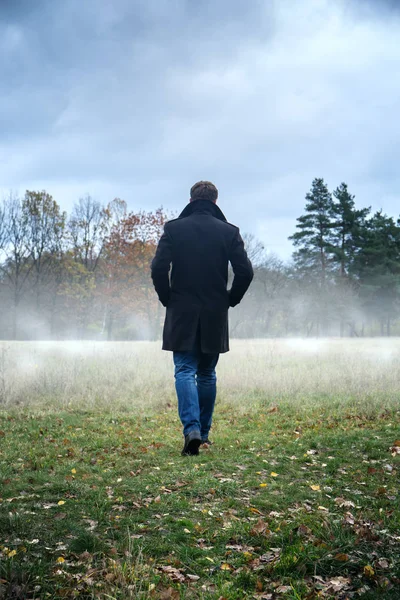 Man Black Coat Foggy Weather — Stock Photo, Image