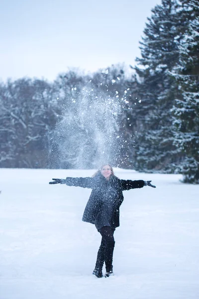 Девушка Парке Счастлива Играть Снегом — стоковое фото