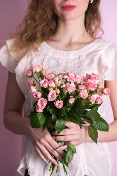 Buquê Pequenas Rosas Rosa Mãos Close — Fotografia de Stock