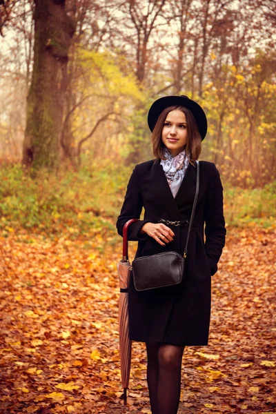 Una Giovane Donna Cammina Attraverso Parco Autunnale Con Ombrello — Foto Stock