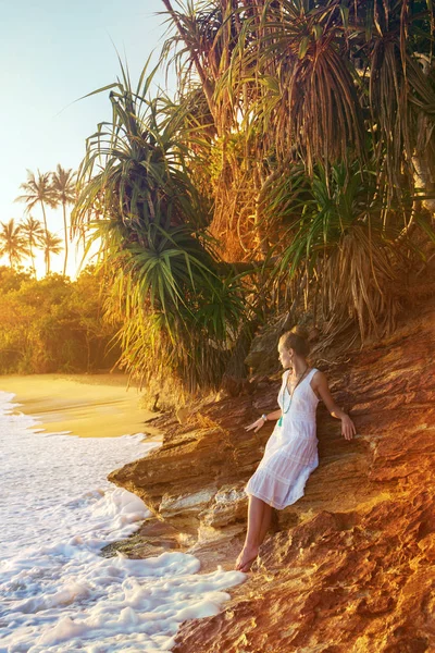 Chica Playa Sobre Fondo Puesta Sol —  Fotos de Stock