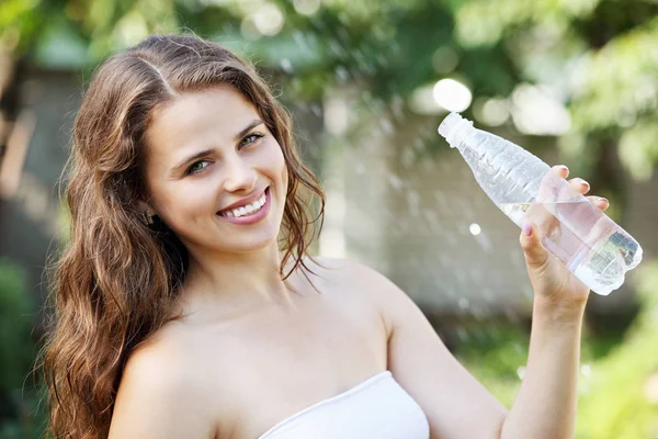 Όμορφη Νεαρή Γυναίκα Που Πίνει Νερό Από Ένα Μπουκάλι — Φωτογραφία Αρχείου