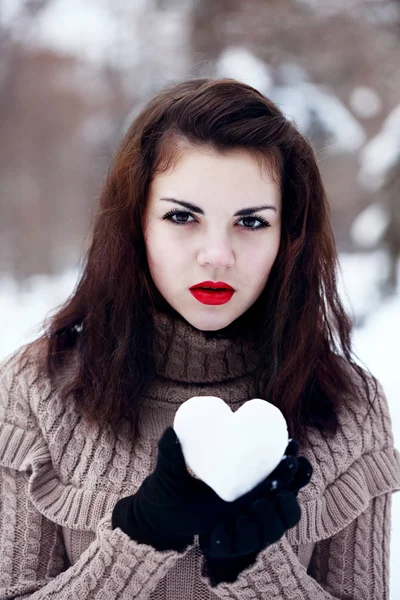 Kvinna Håller Ett Hjärta Snö Begreppet Alla Hjärtans Dag — Stockfoto