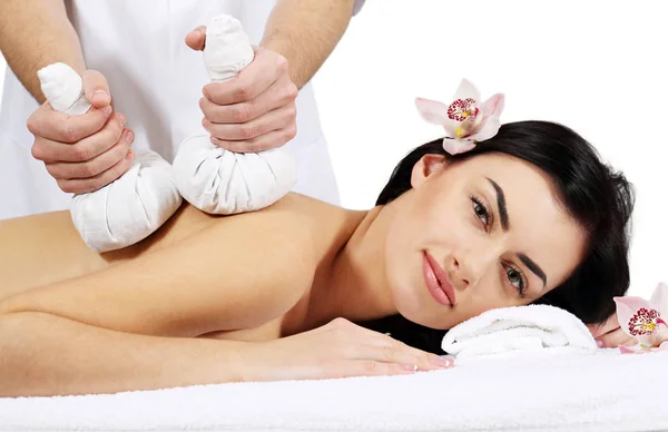 Thai Bal Massage Vrouw Krijgt Spa Thaise Kruiden Comprimeren Massage — Stockfoto