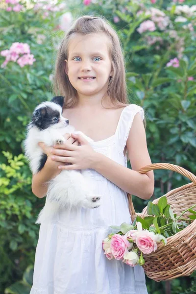 Niña Sosteniendo Cachorro Sus Brazos Jardín — Foto de Stock