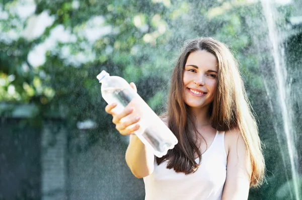 Mooie Jonge Vrouw Drinkt Water Uit Een Fles — Stockfoto