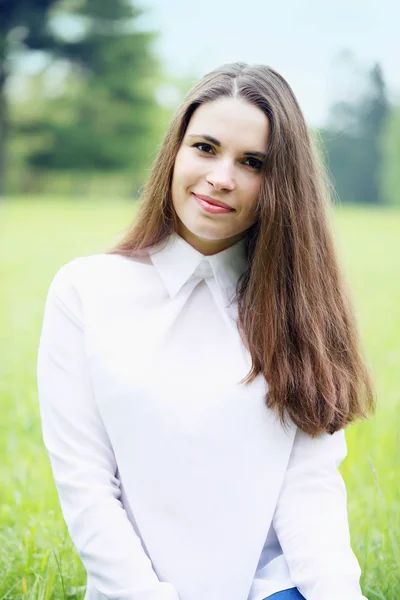 Menina Amigável Bonita Uma Camisa Branca Livre — Fotografia de Stock