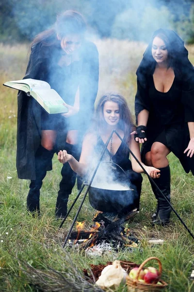 Trois Sorcières Évoquent Avec Potion Dans Forêt — Photo