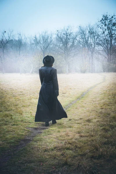 Жінка Чорному Пальто Капелюсі Туманній Погоді — стокове фото
