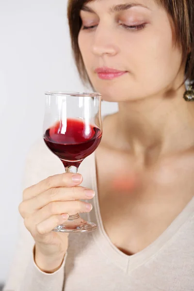 Mujer Joven Degustando Vino Rosa Primer Plano Vidrio — Foto de Stock